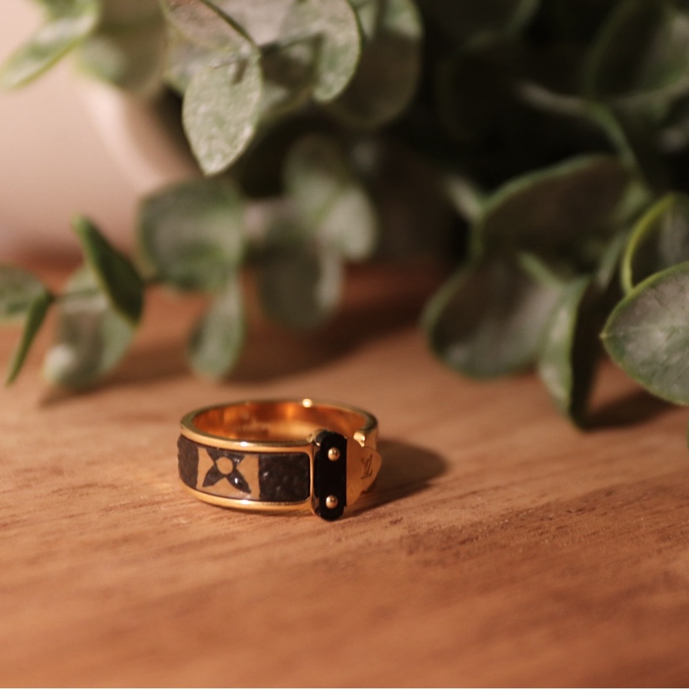 • gold / brown leather ring 🤎